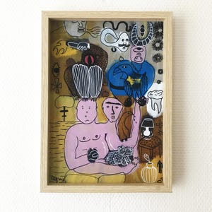 Könnte beinhalten: Ein gerahmtes Mixed-Media-Kunstwerk mit einer skurrilen Komposition. Das Gemälde zeigt zwei Figuren, verschiedene abstrakte Formen und eine Vielzahl von Farben, darunter Rosa, Blau und Braun. Das Kunstwerk ist in einem hellen Holzrahmen eingefasst.