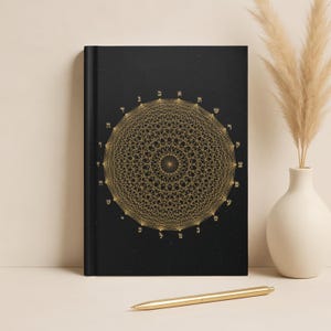 Könnte beinhalten: Ein schwarzes Notizbuch mit festem Einband und einem goldfarbenen geometrischen Kreismuster auf dem Vorderdeckel. Das Design besteht aus komplexen, sich überschneidenden Linien, die eine mandalaartige Form bilden, umgeben von hebräischen Schriftzeichen.