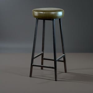Bertie Hyde, Taburete de bar industrial de acero hecho a mano con asiento de piel auténtica tapizado con costuras. imagen 3