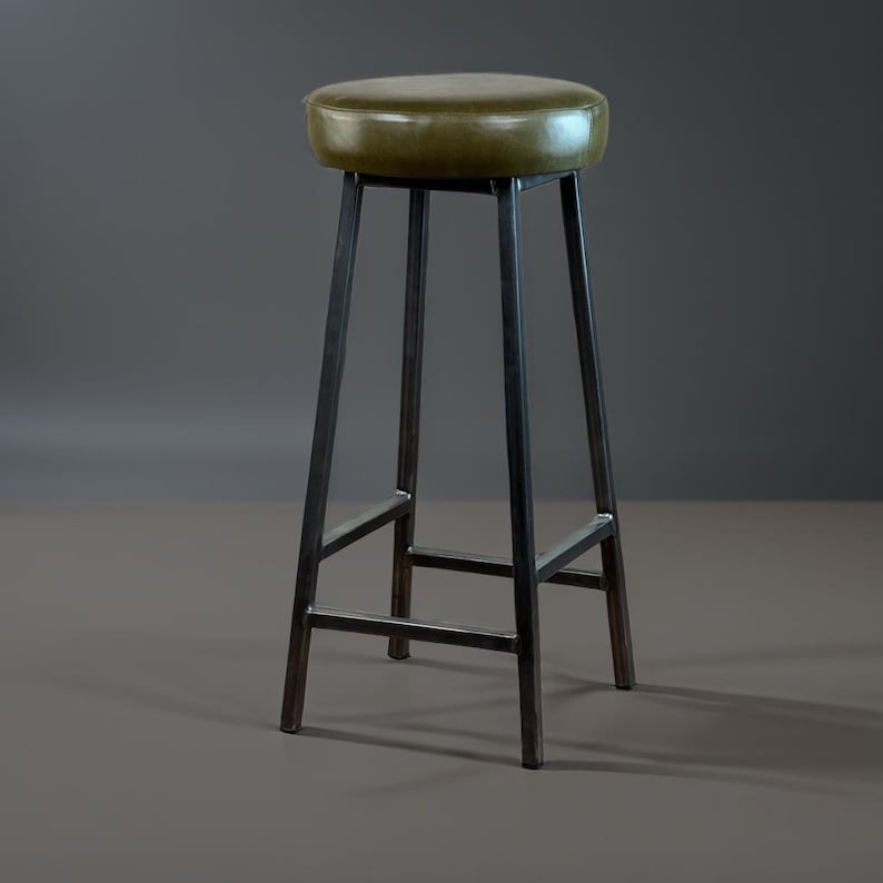 Bertie Hyde, Taburete de bar industrial de acero hecho a mano con asiento de piel auténtica tapizado con costuras. imagen 3
