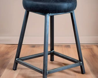 Taburete de bar industrial bajo con asiento de cuero grueso de Beatrice Hyde