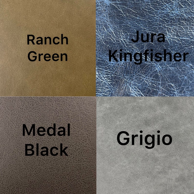 Puede incluir: Cuatro muestras de cuero en diferentes colores y texturas. La muestra superior izquierda es de color marr&oacute;n claro con el texto "Ranch Green". La muestra superior derecha es de color azul oscuro con el texto "Jura Kingfisher". La muestra inferior izquierda es de color gris oscuro con el texto "Medal Black". La muestra inferior derecha es de color gris claro con el texto "Grigio".