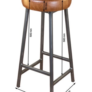 Puede incluir: Un taburete de bar de cuero marr&oacute;n con estructura de metal. El taburete tiene 82,5 cm de ancho, 50 cm de alto y 56 cm de profundidad.