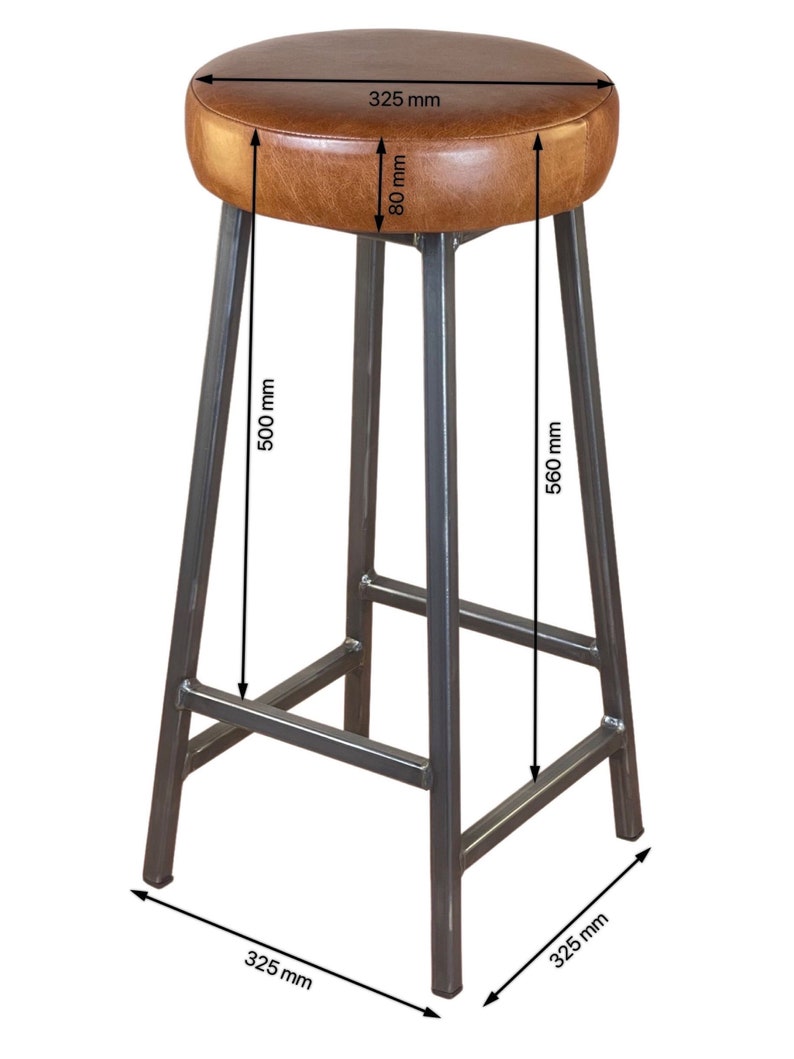 Puede incluir: Un taburete de bar de cuero marr&oacute;n con estructura de metal. El taburete tiene 82,5 cm de ancho, 50 cm de alto y 56 cm de profundidad.