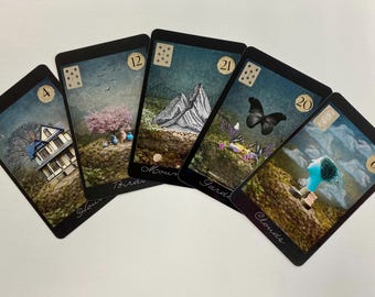 Puede incluir: Cinco cartas de tarot con bordes oscuros y escenas ilustradas. Las cartas presentan imágenes de una casa, pájaros, montañas, una mariposa y una figura. Cada carta tiene un número y un símbolo de palo.