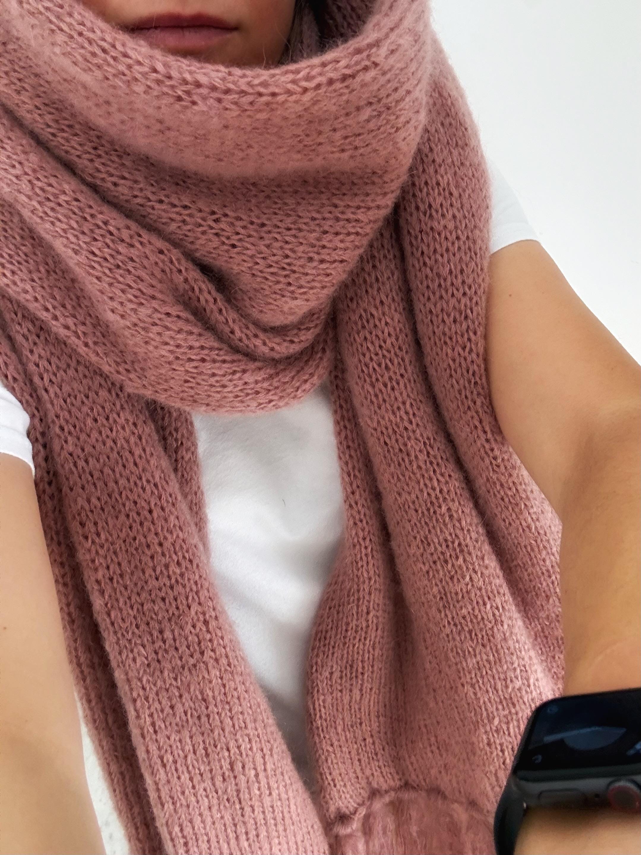 Sciarpa lavorata a maglia in mohair rosa cipria, sciarpa Sciarpa lavorata a maglia in mohair rosa cipria, sciarpa