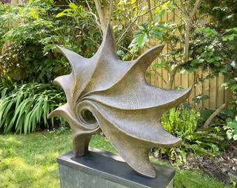 Moderne Skulptur aus Bronze, Gartenskulptur aus Bronze, abstrakte Skulptur aus Bronze, Skulptur 'Ozean', moderne Gartenskulptur