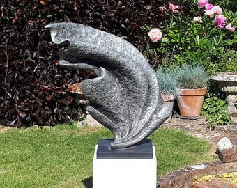 silberne große moderne Gartenskulptur, 'Wave', Skulptur in limitierter Auflage, abstrakte Gartenskulptur, zeitgenössische Skulptur, Metallstatue