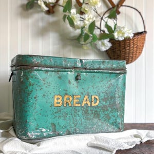 Nesco Green Bread Tin with Gold Lettering // Rustic Metal Bread Box // Collectible Mid-Century Kitchen Storage // Farmhouse Kitchen Decor