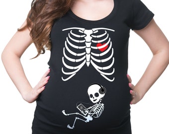 Skeleton Baby With Tablet Geek Maternity T-Shirt Baby Announcement Birth Announcement