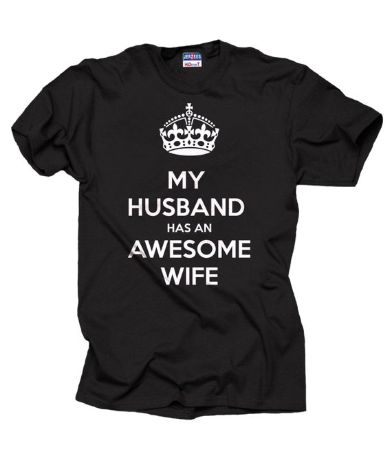 Mio marito ha un impressionante moglie t-shirt maglietta regalo moglie un  regalo per il suo regalo di compleanno regalo di anniversario -  Italia