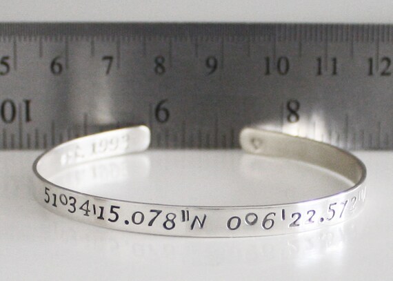 Bracciale rigido in argento sterling con timbro a mano, bracciale personalizzato per il 25° anniversario - Italia