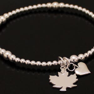 Ahornblatt Armband, Sterling Silber Armband, Maple Leaf Schmuck, elastisches Stretch Armband, silberne Herzperlen