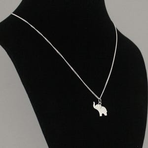Kleine olifant met verhoogde slurfketting van massief sterlingzilver. 925 zilveren olifant hanger