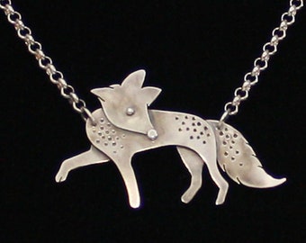 Vossenketting, speelse vossenhanger, dartelende vos van sterling zilver, sieraden in volkskunststijl