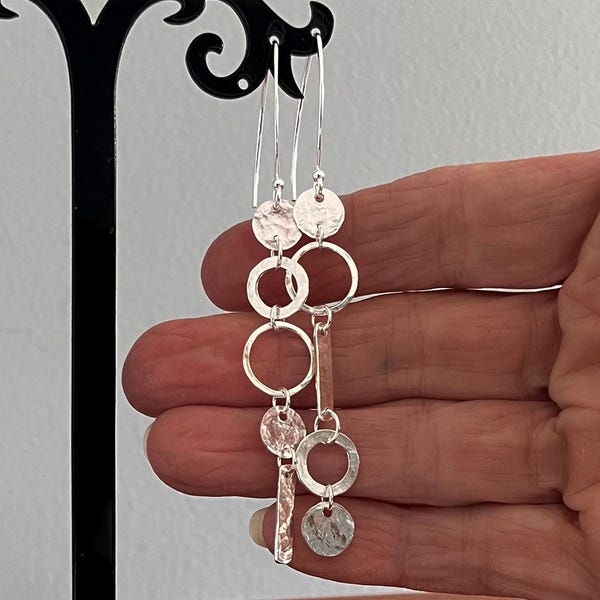 Pendientes minimalistas largos de plata de ley con textura martillada, asimétricos, elegantes y largos, con perforaciones, joyería llamativa.