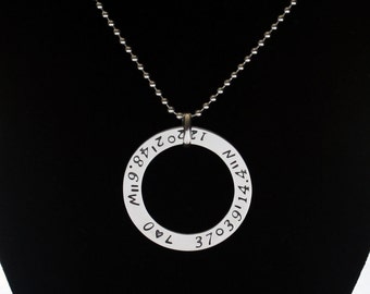 Collar de coordenadas personalizado en plata de ley – Colgante personalizado de latitud y longitud – Recuerdo con sello manual de dos caras