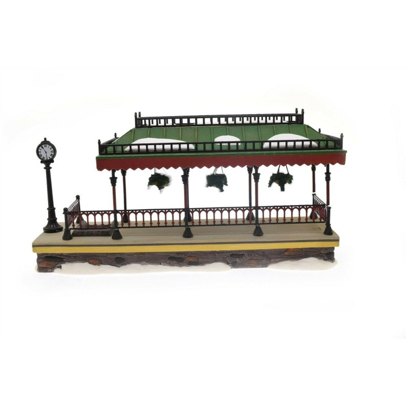 Department 56 Dickens Village 1999 Old Queensbridge Station Set of 2 58443