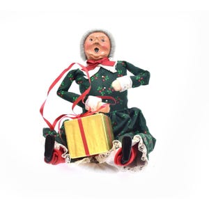 Byers Choice 1992 Caroler Sitting Old Woman Grandma Holding Xmas Present