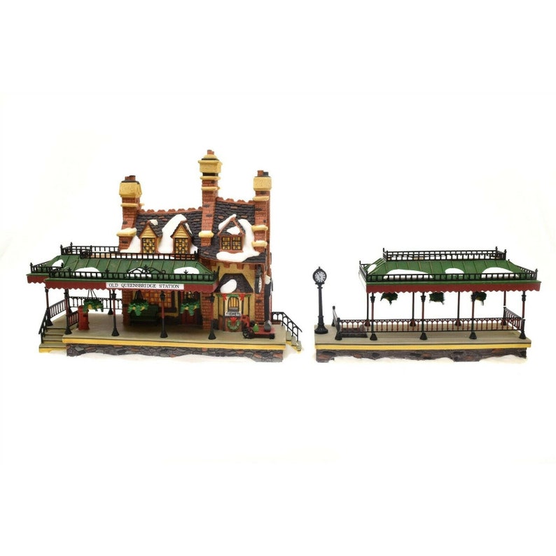 Department 56 Dickens Village 1999 Old Queensbridge Station Set of 2 58443
