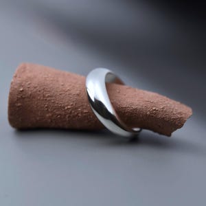 Anillo de plata de ley con forma de bomba: banda minimalista moderna