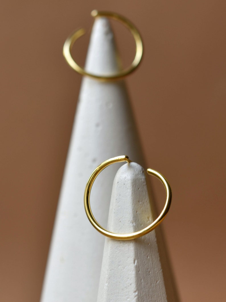 Boucles d'oreilles cercle ouvert Boucles d'oreilles poteaux cercle Clous d'argent minimalistes Boucles d'oreilles dorées image 4
