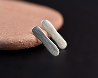 Minimalistische sterlingzilveren oorknopjes met platte staaf