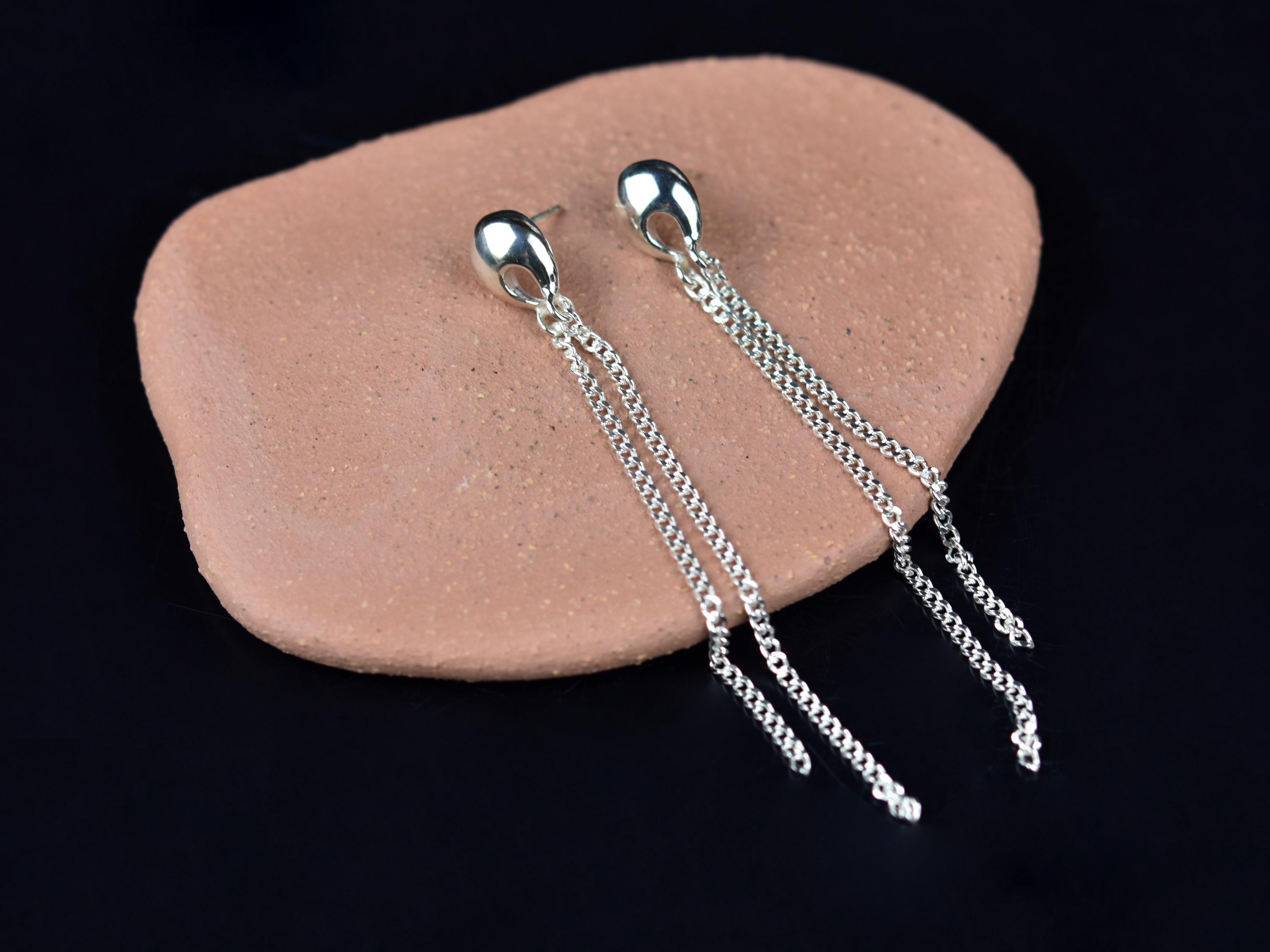 Orecchini lunghi e sottili con barra martellata realizzati a mano in argento sterling - Italia