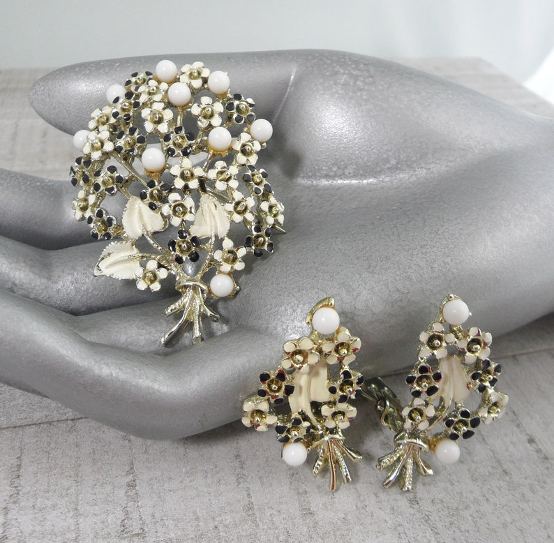 60s Daisy Flower and Leaf Jewelry Set Bouquet Brooch and Large Clip On Earrings Black /& Ivory Enamel White Glass Cabochons Floral Statement