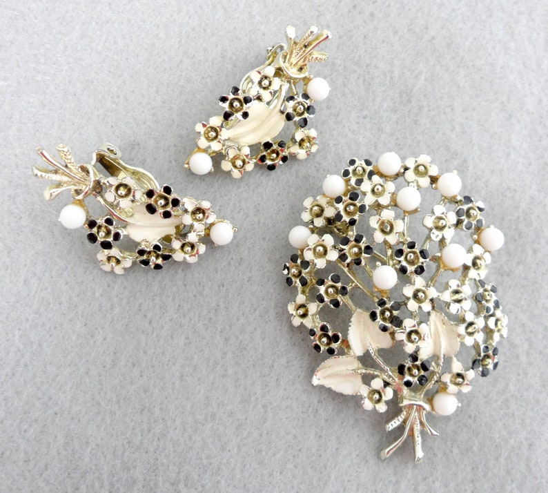 60s Daisy Flower and Leaf Jewelry Set Bouquet Brooch and Large Clip On Earrings Black /& Ivory Enamel White Glass Cabochons Floral Statement