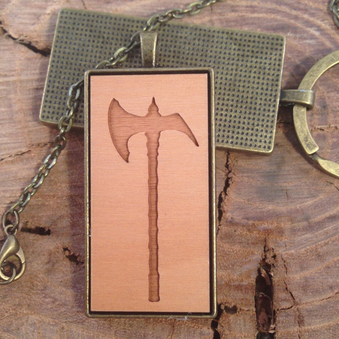 Collana con ciondolo a forma di pugnale gotica, con spada