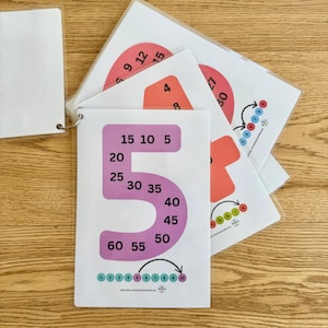 Puede incluir: Un juego de tres tazas de cerámica con un acabado mate moteado. Las tazas son de color crema, marrón claro y marrón oscuro. Cada taza tiene un diseño simple y minimalista y un asa redondeada.