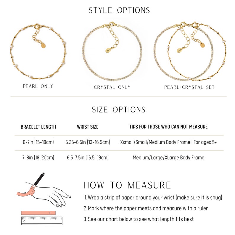 Peut inclure: Pr&eacute;sentation d'anklets dor&eacute;s avec des options de perles et de cristaux. L'image montre trois options de style : perles seules, cristaux seuls et un ensemble perles et cristaux. Les tailles sont de 15-18cm et 18-20cm de longueur.