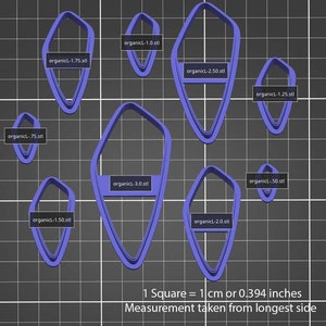 Pode incluir: Um conjunto de nove cortadores de biscoitos de plástico azul em vários tamanhos, em forma de lágrima com uma ponta pontiaguda. Os cortadores estão dispostos em um fundo de grade cinza. O texto "1 Quadrado = 1 cm ou 0.394 polegadas" e "Medição feita do lado mais longo" está impresso abaixo dos cortadores.