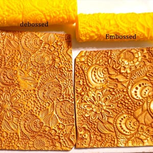Pode incluir: Dois rolos de argila amarelos estampados com ladrilhos de argila em relevo e rebaixados correspondentes. Os ladrilhos e os rolos apresentam um design floral e paisley. A palavra "debossed" está escrita acima de um ladrilho e "Embossed" acima do outro.