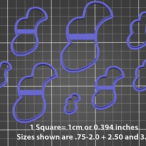 Pode incluir: Um conjunto de sete cortadores de biscoitos roxos em forma de amendoim. Os cortadores são mostrados em um fundo de grade preto e branco. O texto "1 Quadrado = 1 cm ou 0,394 polegadas" e "Tamanhos mostrados são 0,75-2,0 + 2,50 e 3,0" também são mostrados.