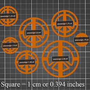 Può includere: Un set di sei stencil a forma di segno di pace di diverse dimensioni, che vanno da 0,75 pollici a 2,50 pollici. Gli stencil sono in plastica arancione e sono disposti su uno sfondo a griglia grigia. 1 Quadrato = 1 cm o 0,394 pollici.