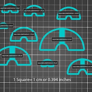 Puede incluir: Un conjunto de ocho formas de semicírculo azul turquesa con una línea vertical en el centro. Cada forma tiene un agujero de tamaño diferente en el centro. Las formas están etiquetadas con el texto "HALFCIRCLEWITHHOLE" seguido de un número y la extensión de archivo ".stl". El texto "1 Cuadrado = 1 cm o 0,394 pulgadas" está en la parte inferior de la imagen.