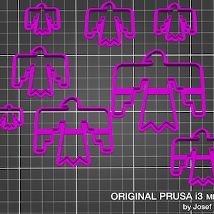 Peut inclure: Un ensemble de huit emporte-pièces en plastique rose en forme de poupées kachina amérindiennes stylisées. Les emporte-pièces sont disposés sur un fond de grille noire. ORIGINAL PRUSA i3 MK3 by Josef Prusa est imprimé en bas de l'image.