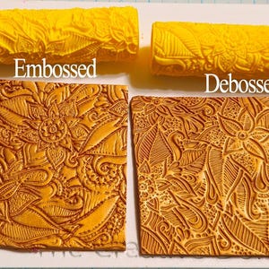 Może przedstawiać: Dwa żółte teksturowane wałki i dwie złoto-brązowe płytki gliniane z kwiatowymi wzorami. Jeden wałek i płytka są oznaczone jako "Embossed", drugi jako "Debossed". Płytka wytłoczona ma wypukły wzór, a płytka wklęsła ma wklęsły wzór.