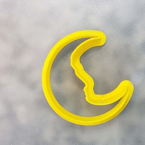 Può includere: Un tagliapasta a forma di mezzaluna in plastica gialla.