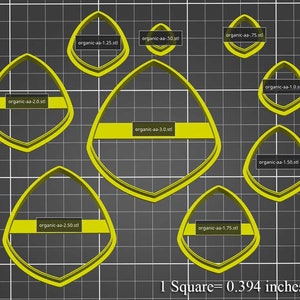 Op de afbeelding: Een set van negen gele plastic koekjesuitstekers in de vorm van organische traanvormen. De uitstekers zijn gerangschikt op een zwarte rasterachtergrond. De uitstekers zijn gelabeld met hun maat in inches, zoals "organic-aa-1.25.stl" en "organic-aa-3.0.stl". De tekst "1 Square= 0.394 inches or 1 cm" staat onderaan de afbeelding.