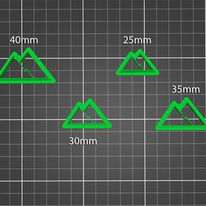 Peut inclure: Quatre emportes-pièces en plastique vert en forme de montagne de différentes tailles. Les emportes-pièces mesurent 40 mm, 35 mm, 30 mm et 25 mm.