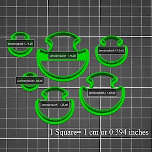 Pode incluir: Cinco cortadores de biscoitos de plástico verde em tamanhos diferentes, em forma de lua crescente com uma alça. Os cortadores estão em um fundo de grade cinza. O texto "1 Quadrado = 1 cm ou 0,394 polegadas" está na parte inferior da imagem.