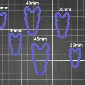 以下が含まれることがあります： 異なるサイズ（20mm、30mm、35mm、40mm、45mm）の紫色のプラスチック製の馬の頭のクッキーカッターが5つあります。