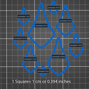 Puede incluir: Un diagrama cuadriculado con formas de diamantes azules etiquetadas con el texto "pointyspear" seguido de un número y la extensión de archivo ".stl". El texto "1 Cuadrado = 1 cm o 0.394 pulgadas" está en la parte inferior del diagrama.