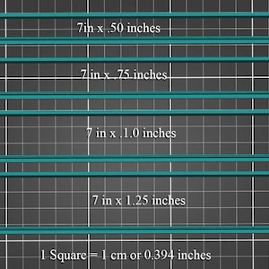 Könnte beinhalten: Vier türkisfarbene Rechtecke auf einem grauen Gitterhintergrund. Jedes Rechteck hat eine andere Abmessung in Zoll, beginnend mit 7 Zoll mal 0,50 Zoll und zunehmend in der Breite bis 7 Zoll mal 1,25 Zoll. Der Text "1 Quadrat = 1 cm oder 0,394 Zoll" befindet sich am unteren Rand des Bildes.