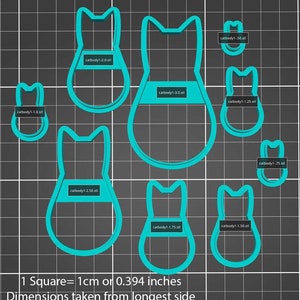 Pode incluir: Um conjunto de oito cortadores de biscoitos em forma de gato azuis de diferentes tamanhos. Os cortadores estão dispostos em um fundo de grade cinza. O texto "1 Quadrado = 1 cm ou 0,394 polegadas" e "Dimensões tomadas do lado mais longo" está impresso abaixo dos cortadores.