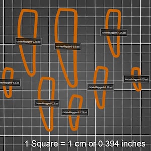 Könnte beinhalten: Ein Raster mit orangefarbenen Formen, die mit Dateinamen wie "curveddagger6-1.0.stl" und "curveddagger6-2.50.stl" beschriftet sind. Der Text unten lautet "1 Quadrat = 1 cm oder 0,394 Zoll".