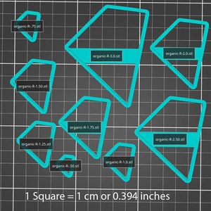 Puede incluir: Un diagrama que muestra diferentes tamaños de formas orgánicas, cada una etiquetada con un nombre de archivo. Las formas están delineadas en azul turquesa y se encuentran sobre un fondo de cuadrícula gris. El texto "1 Cuadrado = 1 cm o 0,394 pulgadas" está en la parte inferior de la imagen.